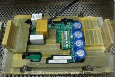 Conformal coating噴涂作業時可以使用治具把一些不可以噴涂到的地方及零件覆蓋起來，以免絕緣物質噴涂到一些需要作導電接觸的地方。