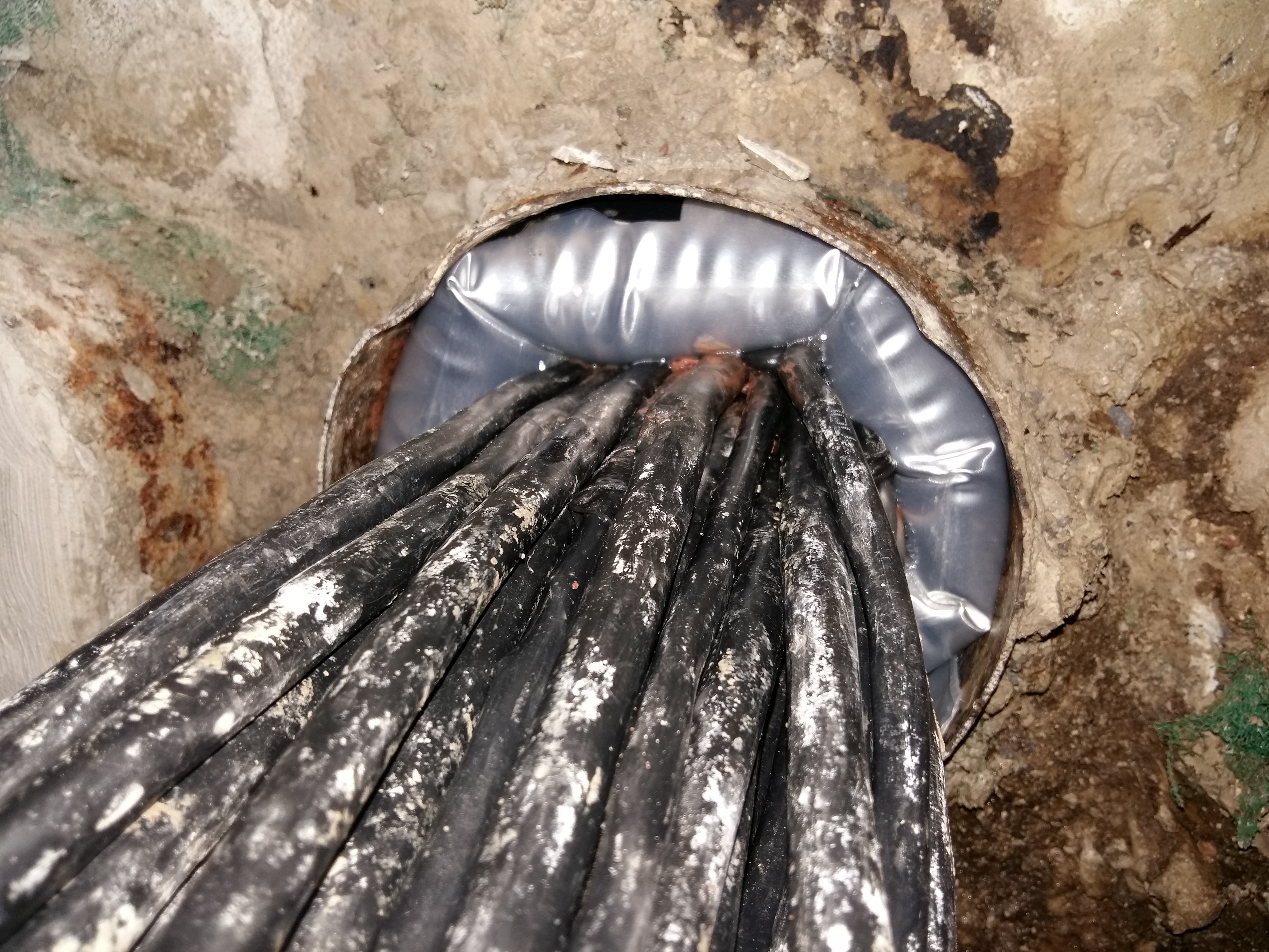 地下室多股通信電纜光纖穿墻滲漏水怎么辦