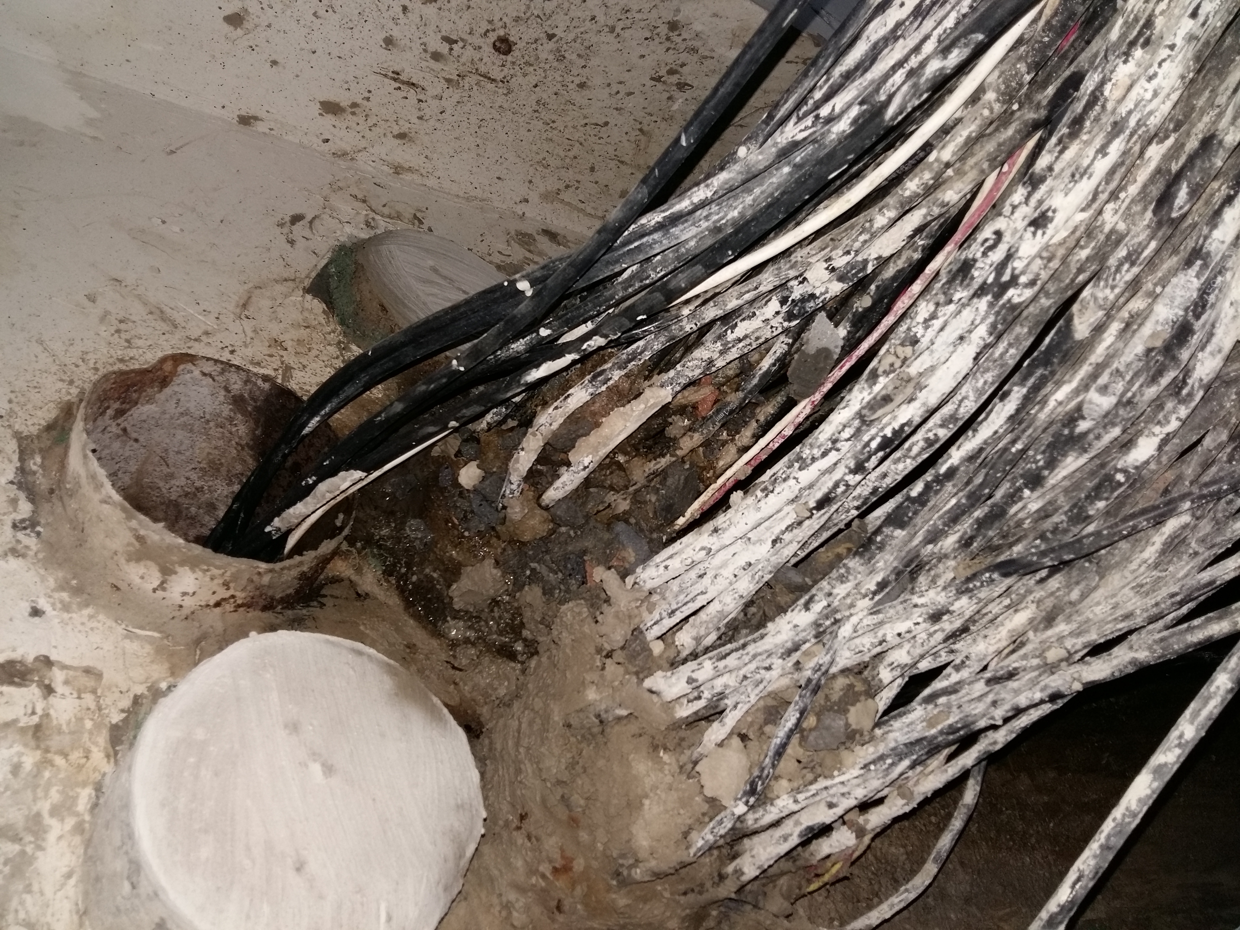 地下室多股通信電纜光纖穿墻滲漏水怎么辦